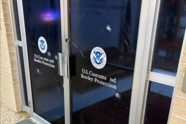 <p>Una puerta de una oficina de Aduanas y Protección Fronteriza de EE. UU. en la ciudad de McAllen, Texas, tras ser alcanzada por disparos el lunes por la mañana</p>