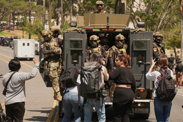 <p>Las redadas de inmigración del lunes por la mañana en el parque MacArthur de Los Ángeles, California, EE. UU., se producen después de semanas de tensiones y protestas en la ciudad por las operaciones de inmigración de la administración Trump</p>