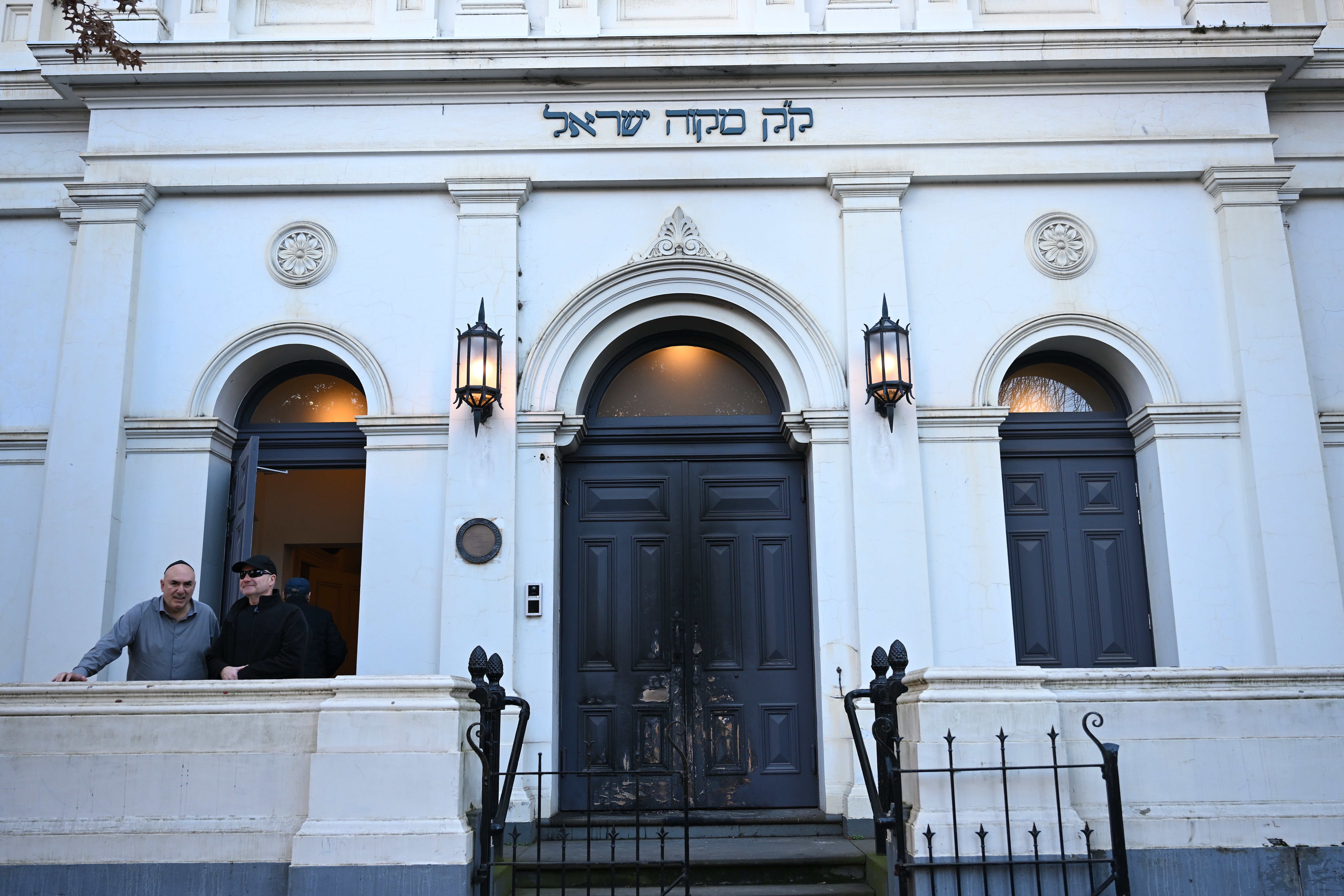 Victoria Police investigate suspected arson attack at Melbourne synagogue
