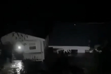 Moment entire cabin full of people swept downriver in Texas flooding