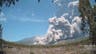 La ceniza volcánica cubre aldeas cerca de un volcán en erupción en Indonesia