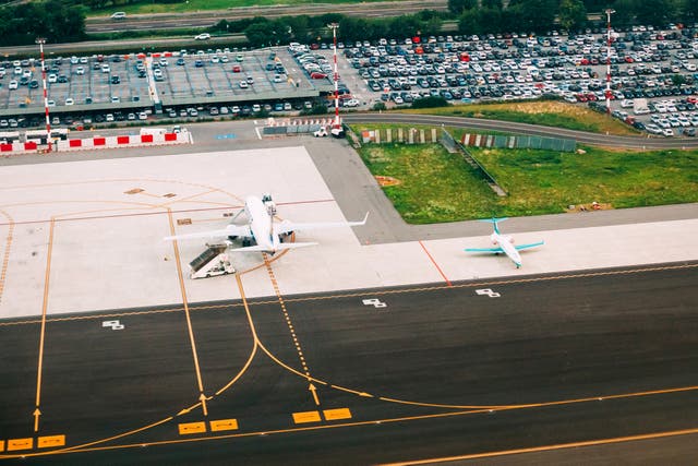 <p>Medios italianos informan que un hombre habría sido succionado por el motor de un avión</p>