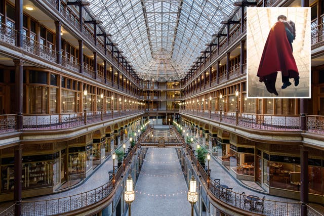 <p>Superman and Lois kiss in a classic Cleveland location</p>