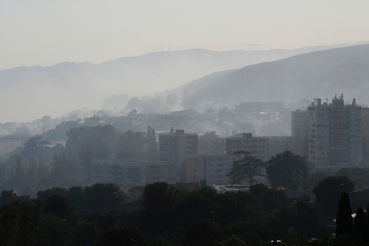 A wildfire that reached Marseille is pushed back but not extinguished