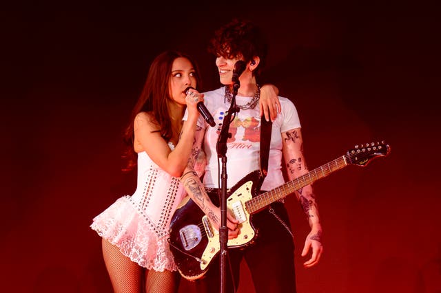 <p>Olivia Rodrigo y la guitarrista Daisy Spencer actuando en Glastonbury 2025</p>