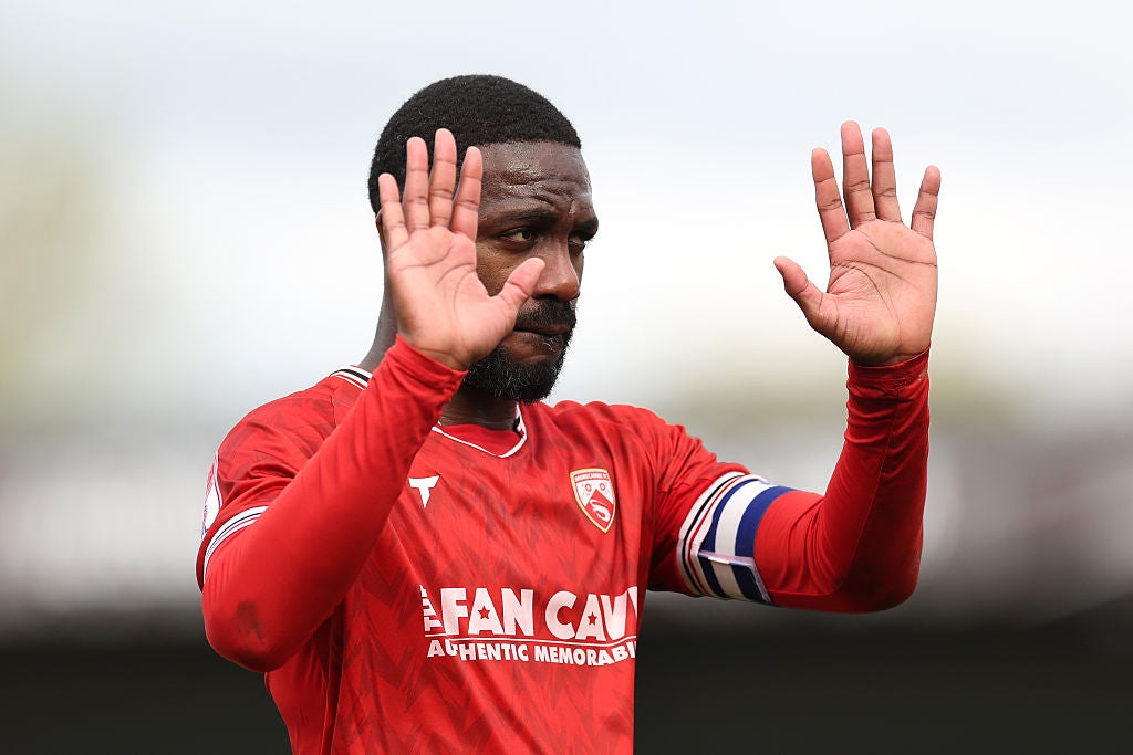 Kapitán Morecambe Yann Songo'o sa ospravedlňuje za svojich fanúšikov, pretože ich liga z ligy bola potvrdená