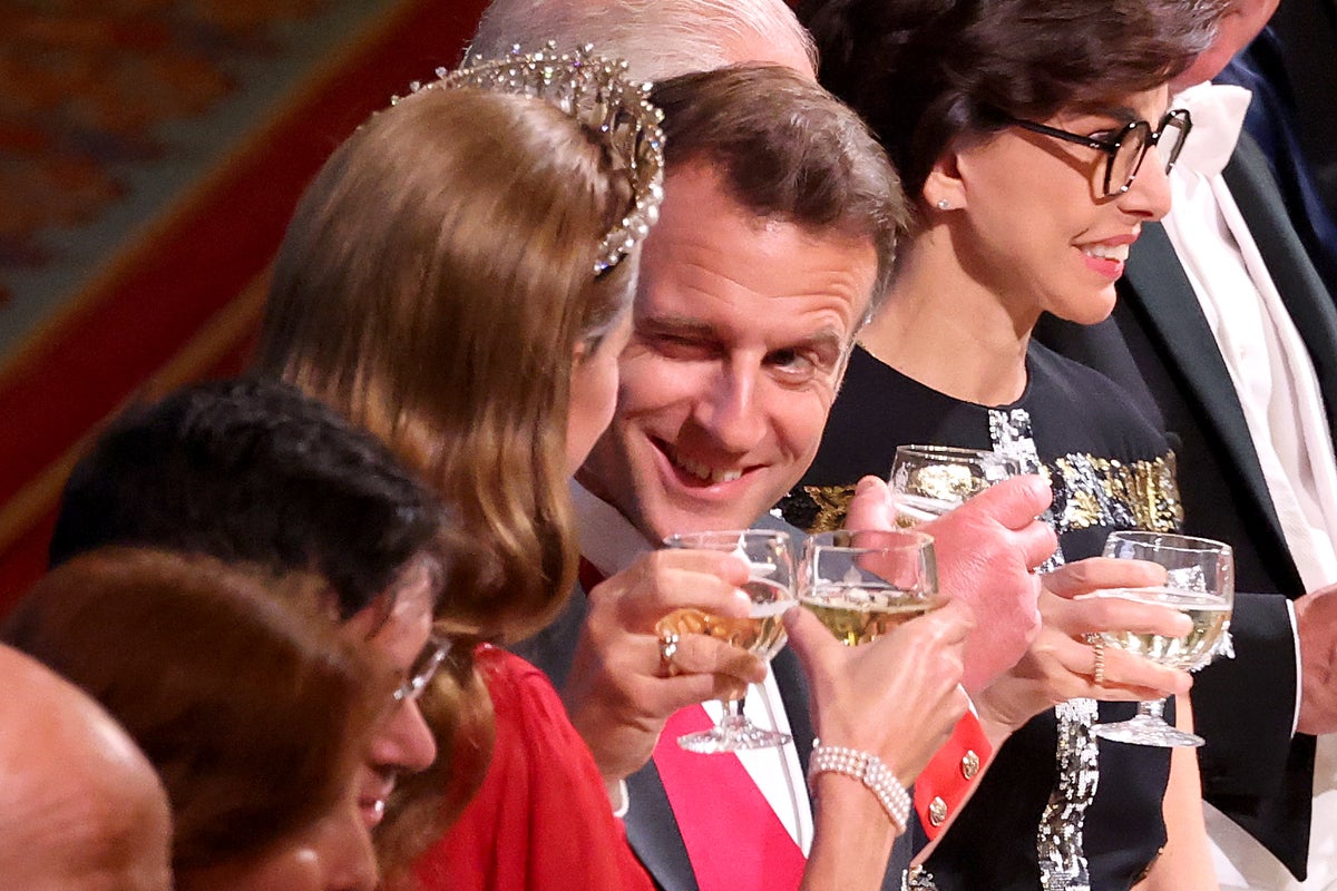 Winking Macron clinks glasses with royals at dazzling Windsor Castle state banquet