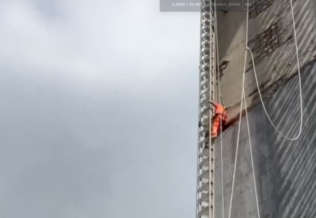 <p>12 highway workers rescued after getting into difficulty on busy viaduct</p>