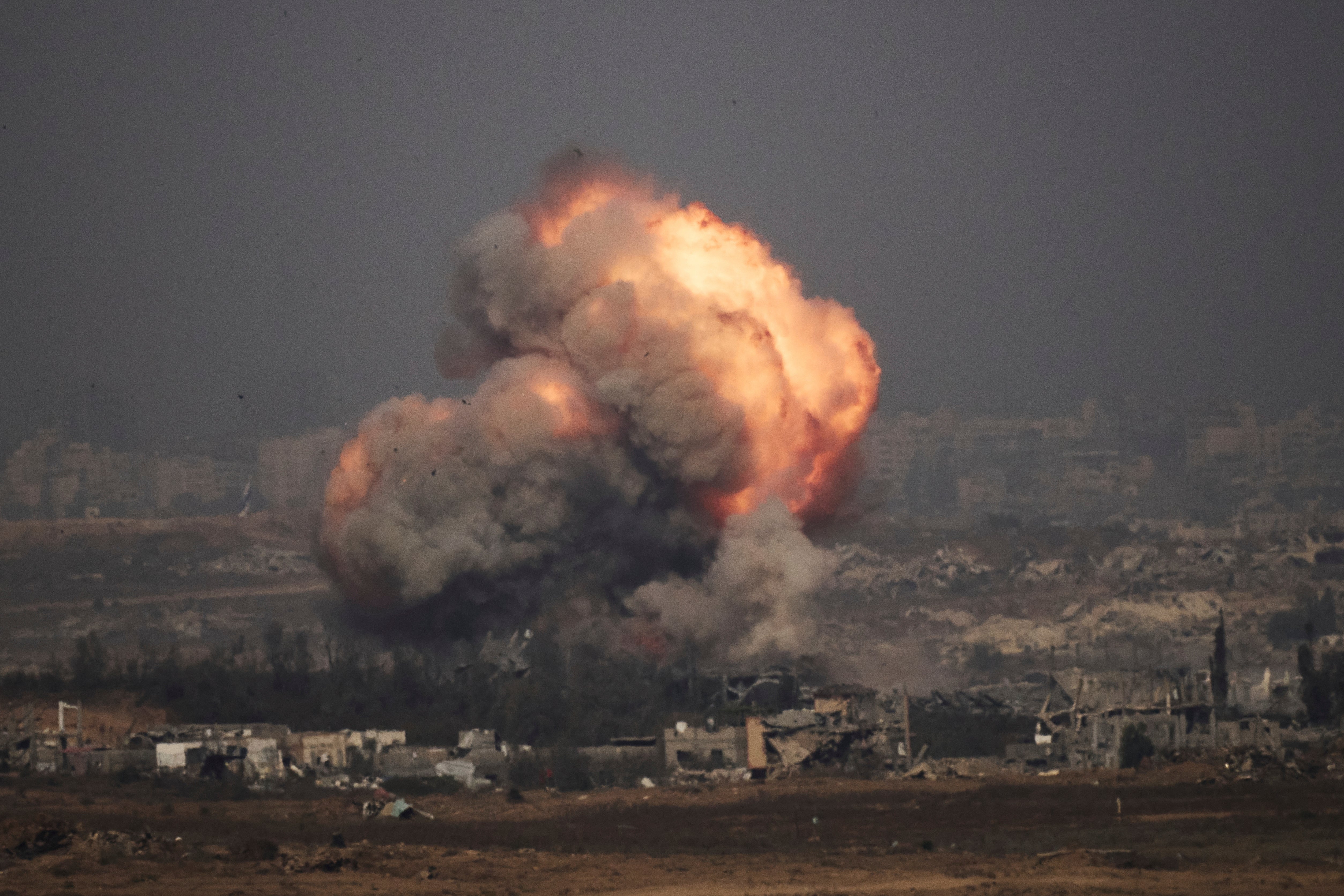 Smoke and fire rise to heaven after the Israeli army of bombing in the northbar of Gaza, as seen from the southern Israel,