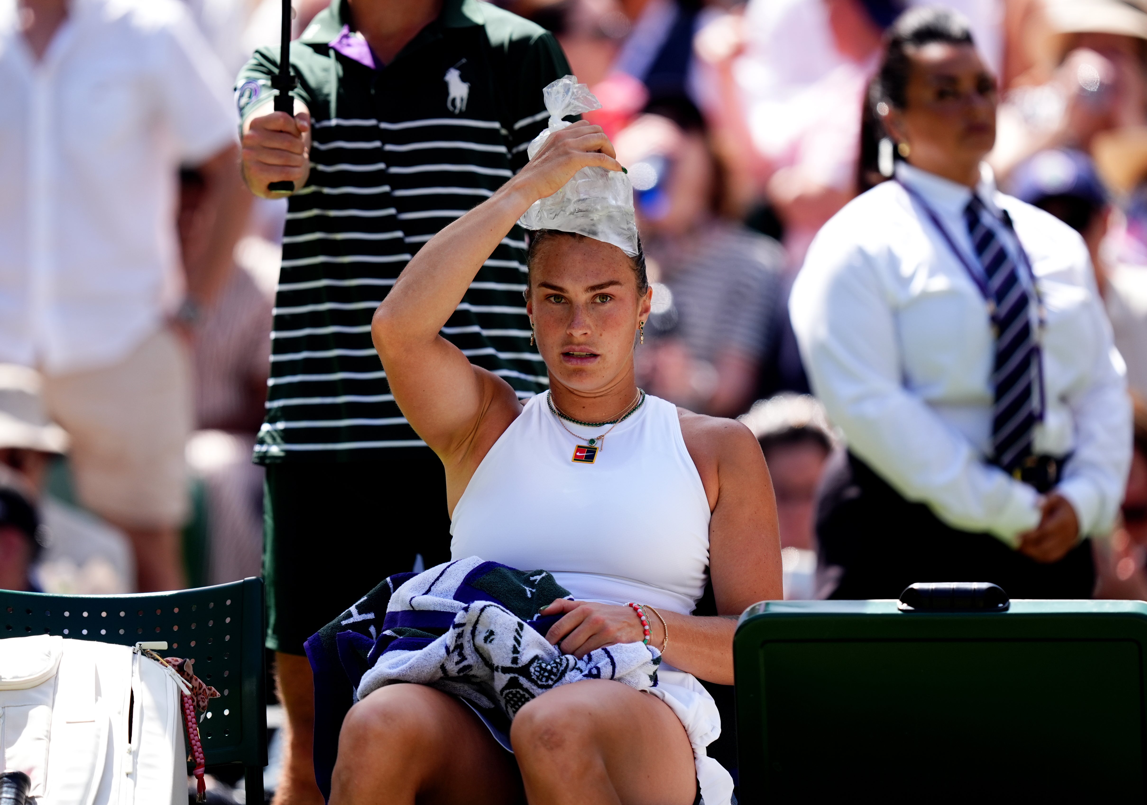 Aryna Sabalenka ochladzuje hry počas jej nezosobášených žien proti Amande Anisimova (Mike Egerton / PA).
