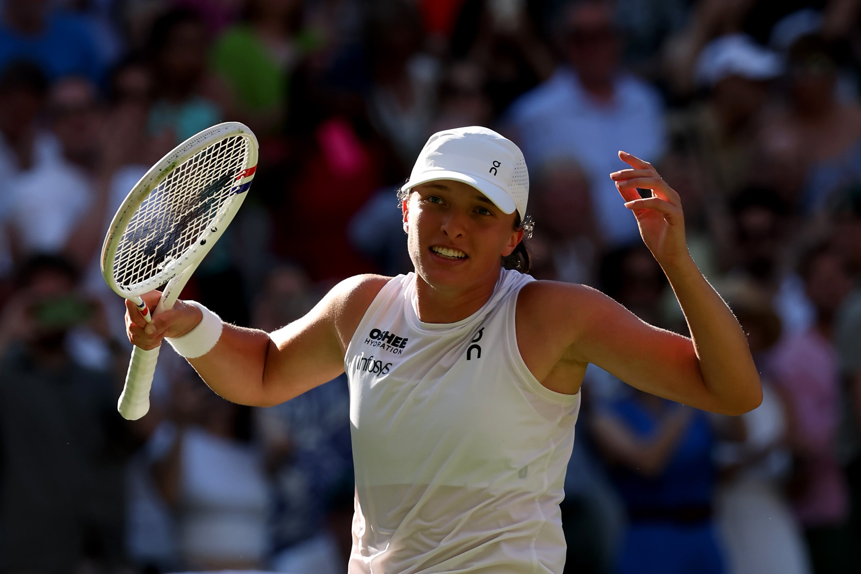 Iga Swiatek breezes past Belinda Bencic and into her first final at Wimbledon