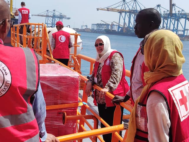 <p>Aida Elsayed greeting an aid ship in Sudan</p>