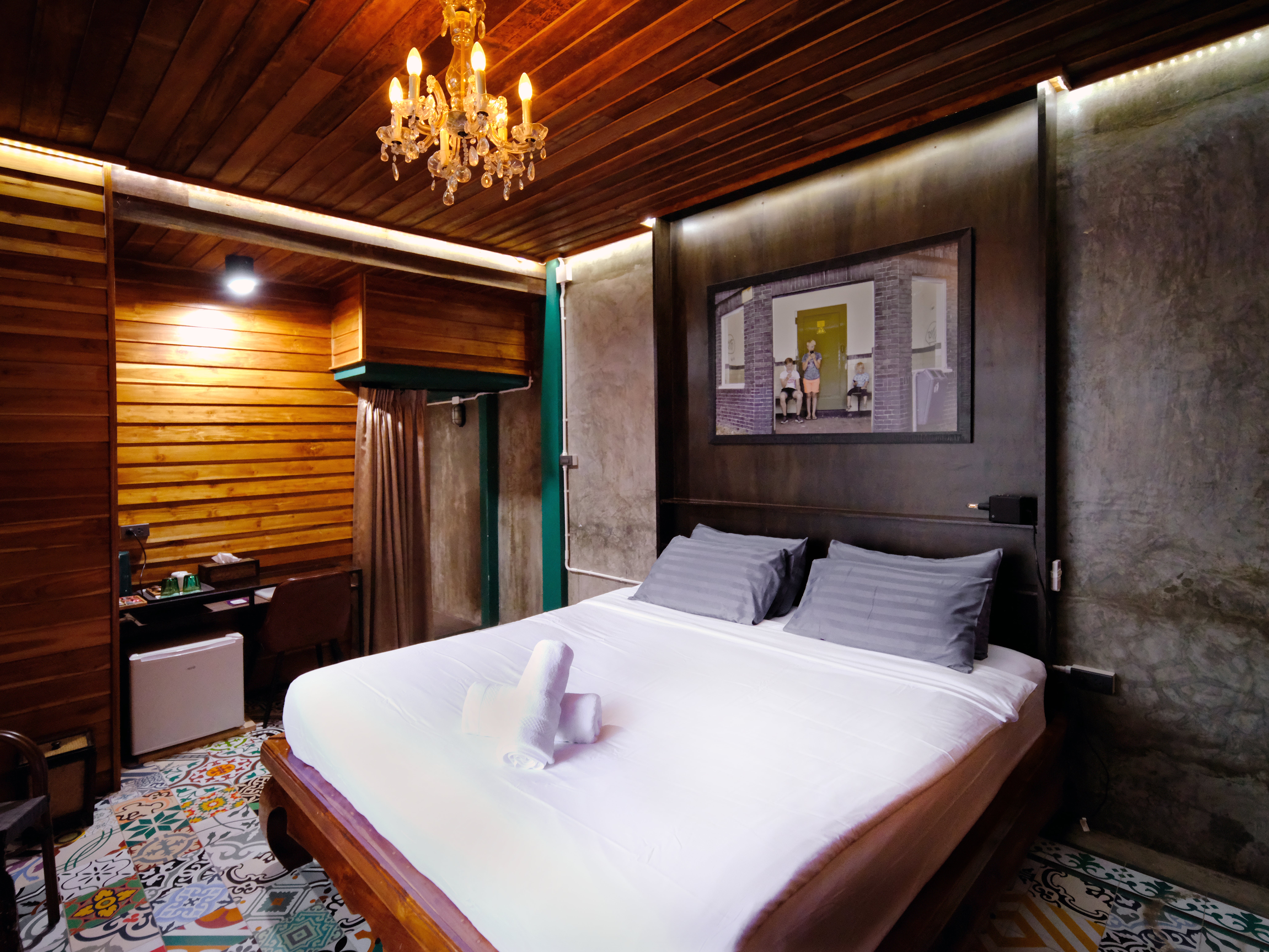 PhotoHostel offers photography workshops and neighbourhood tours