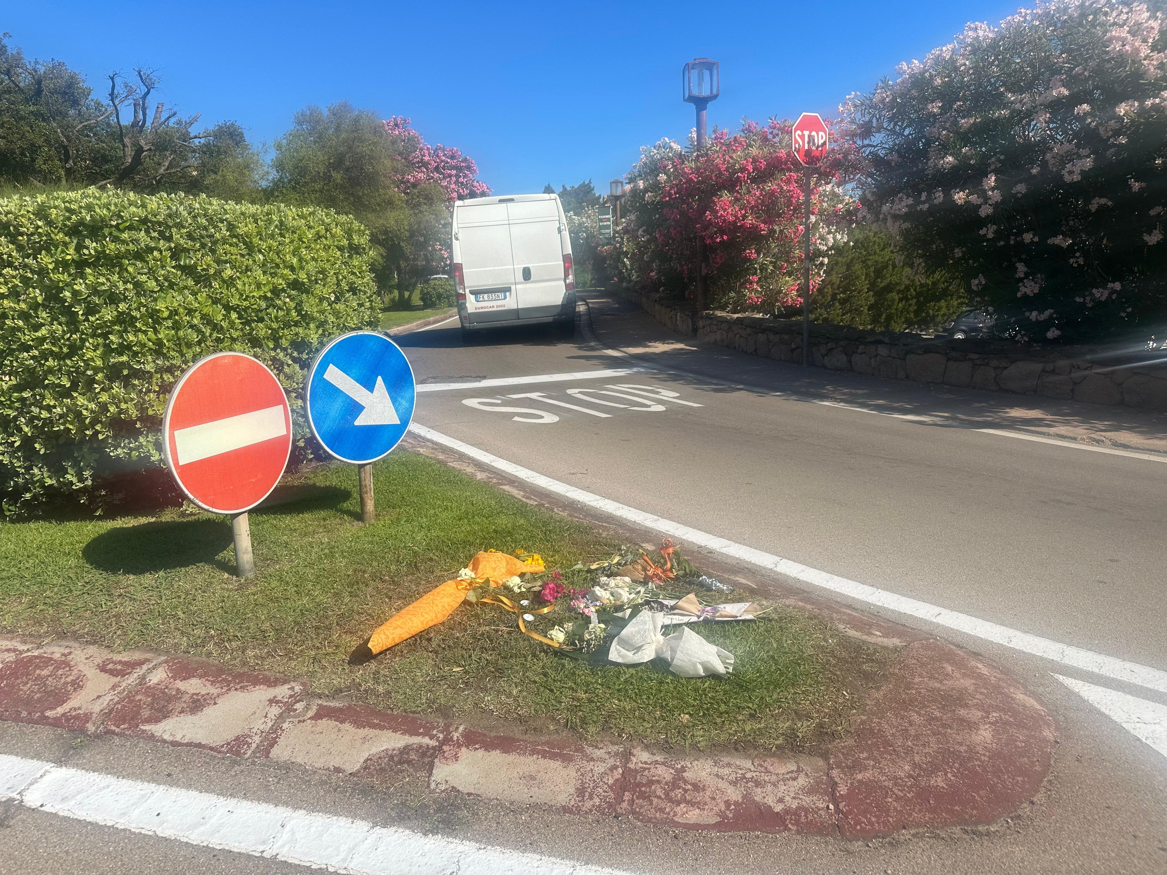 Manoma, kad jauna moteris laikė ranką signalizuoti „sustoti“, tačiau vairuotojas tęsė prieš mušdamas ją Porto Curo įvykio vietoje