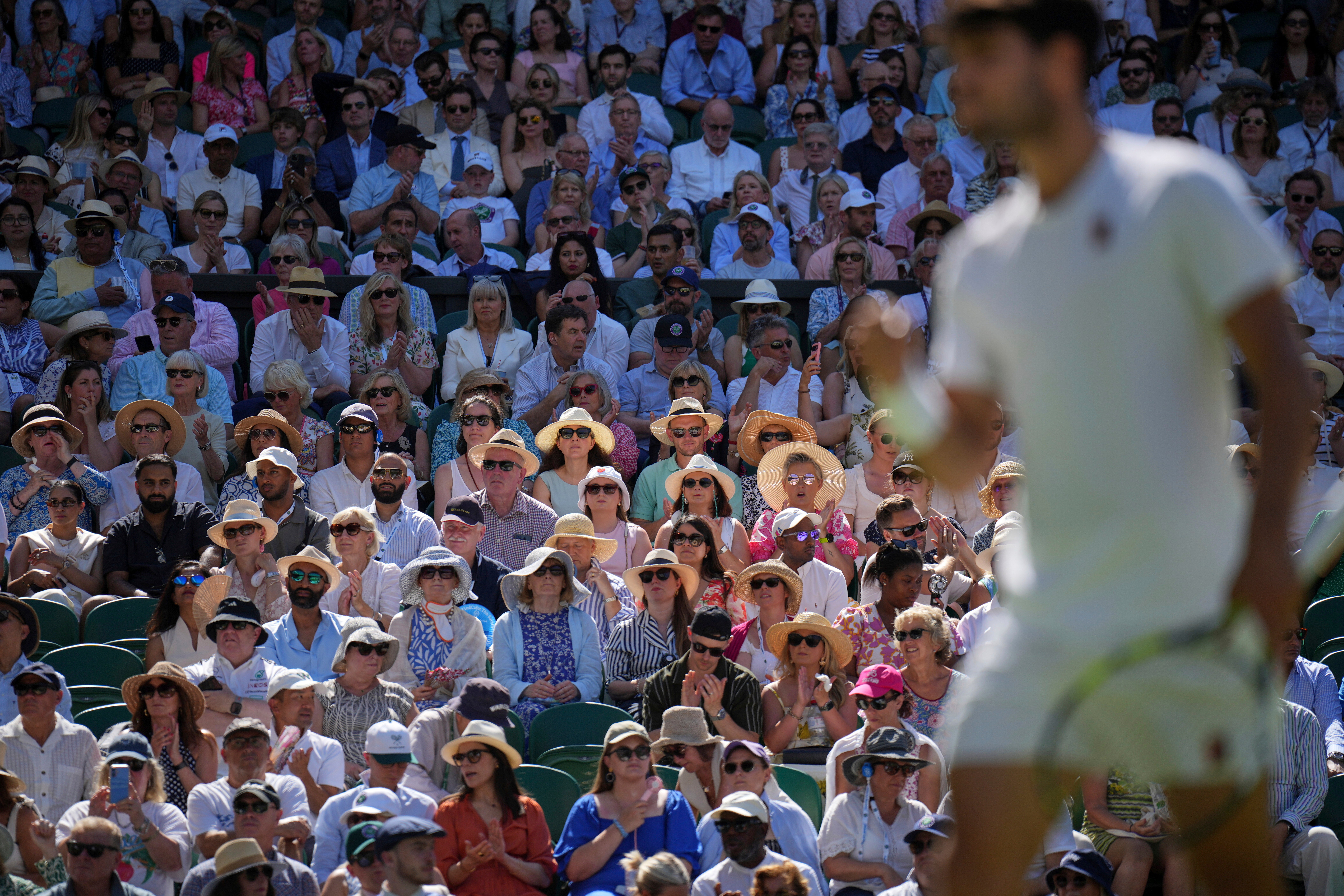 <p>Tennis fans in the sun</p>