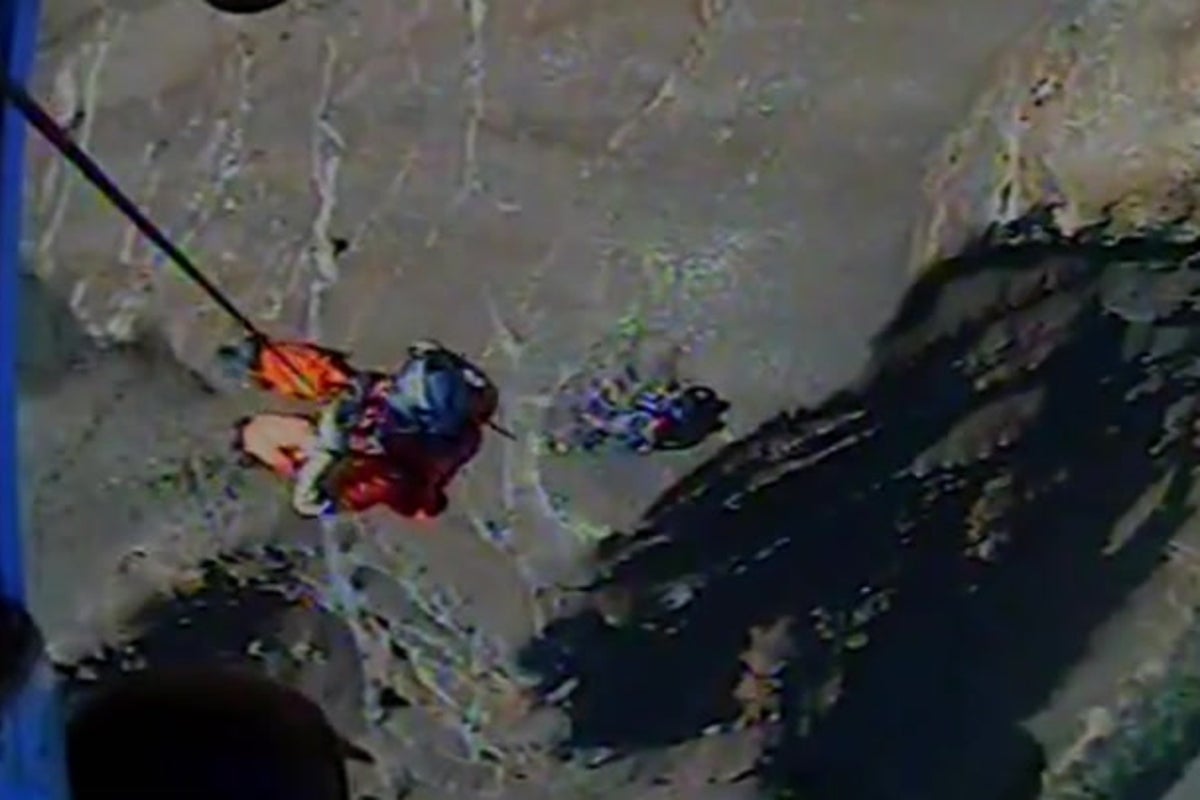 Two teenage boys airlifted to safety after getting stuck on cliff whilst hiking in Oregon