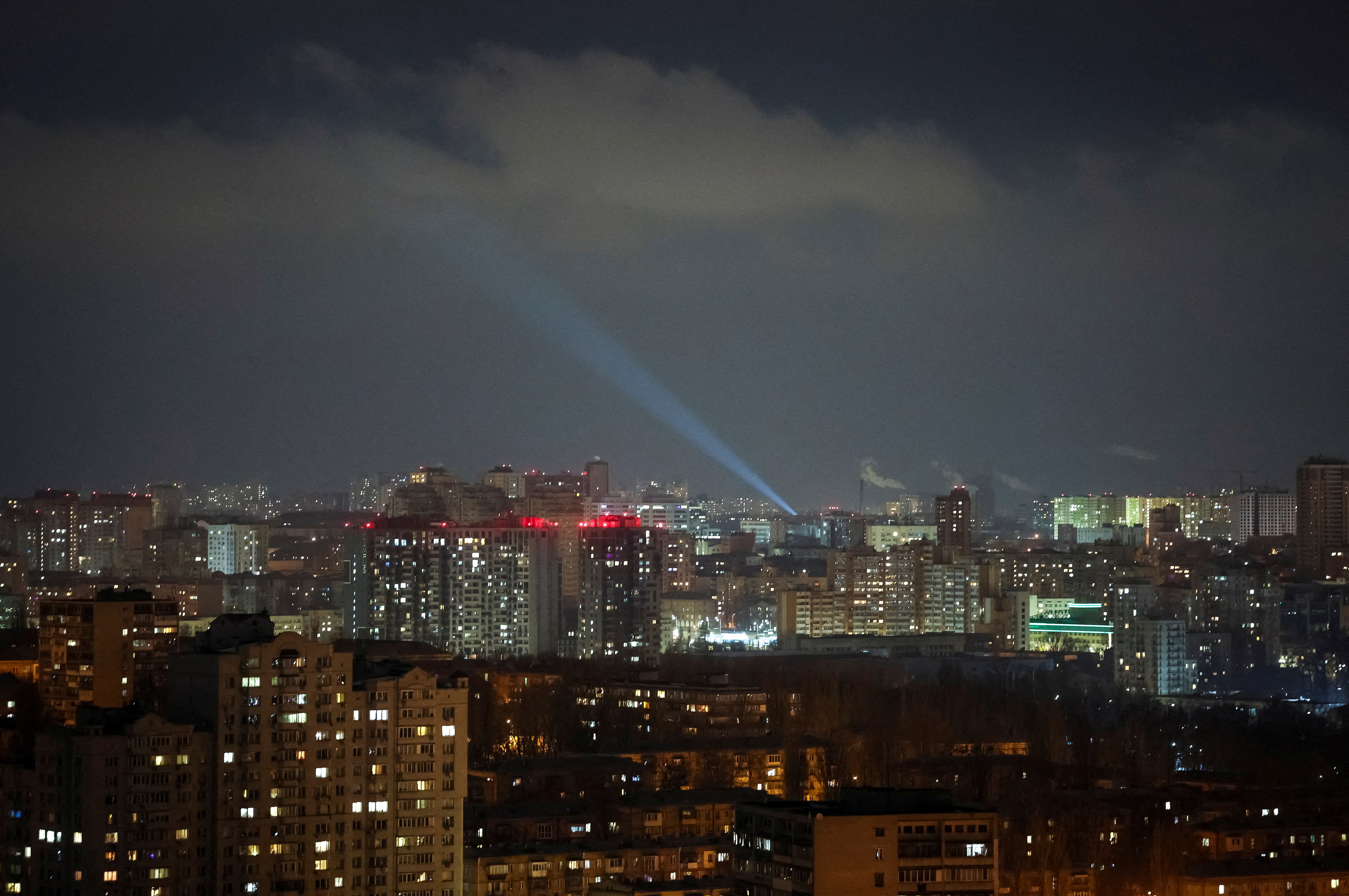 Ukrainian service staff use Realthlight as they seek drones in the sky over Russian hitting the drone, in the middle of Russia attacks in Ukraine, in Kiev, in Ukraine 6. February 2025. Years