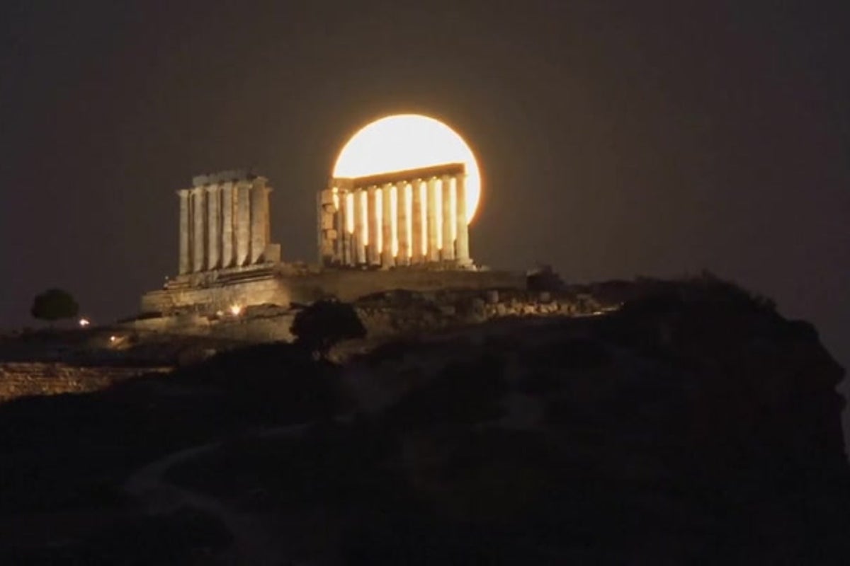 Buck moon shines over Greece’s ancient Temple of Poseidon