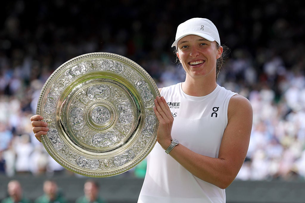 Swiatek poses with the trophy