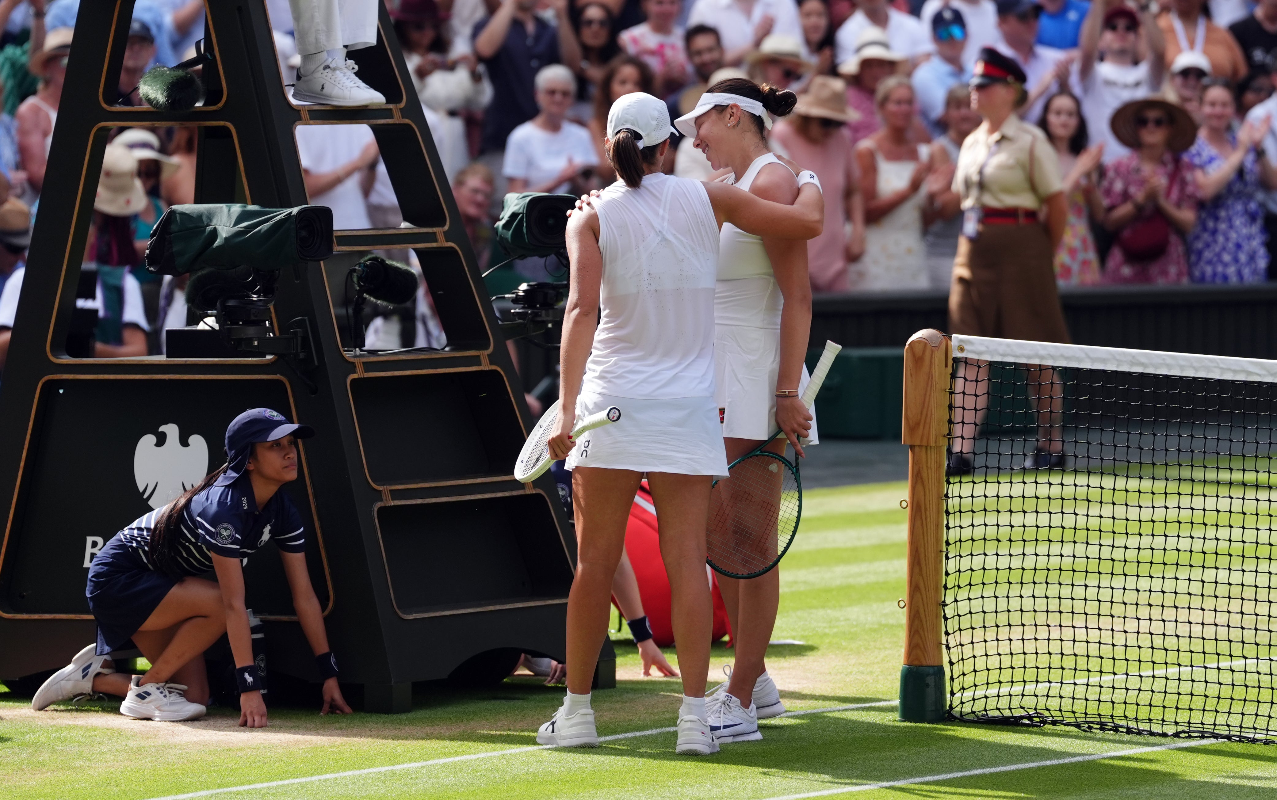 <p>Iga Swiatek consoles Amanda Anisimova following the final</p>