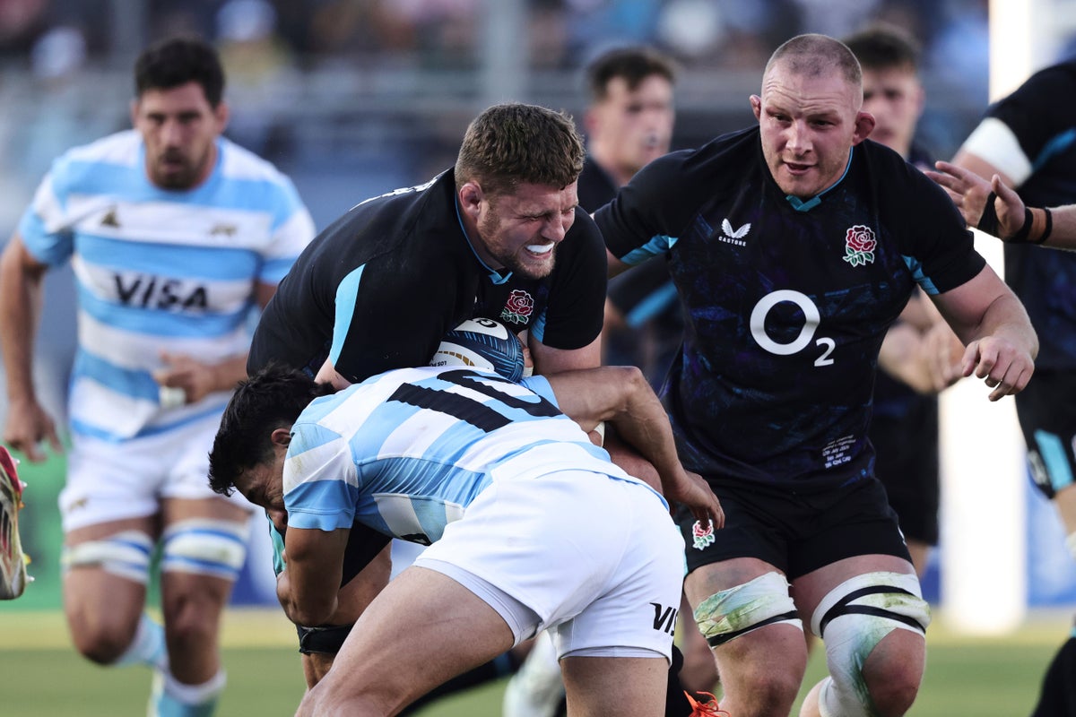 England edge out Argentina with late try