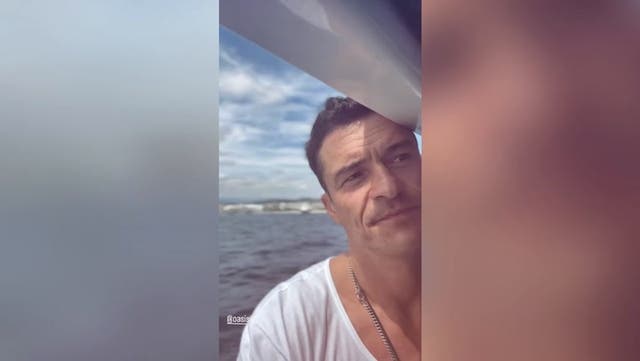 <p>Orlando Bloom belts out Oasis hits at Heaton Park show after Katy Perry split.</p>