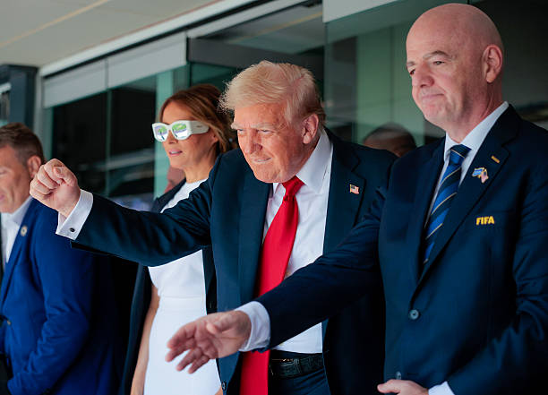 Donald Trump asiste a la final de la Copa Mundial del Club de la FIFA junto con su esposa y su presidente de la FIFA, Gianni Infantino,