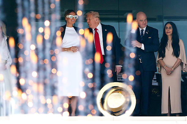 La presidenta y la primera dama Melania Trump llegaron a Marine One, haciendo un paso elevado del MetLife Stadium en Nueva Jersey antes de tomar asiento