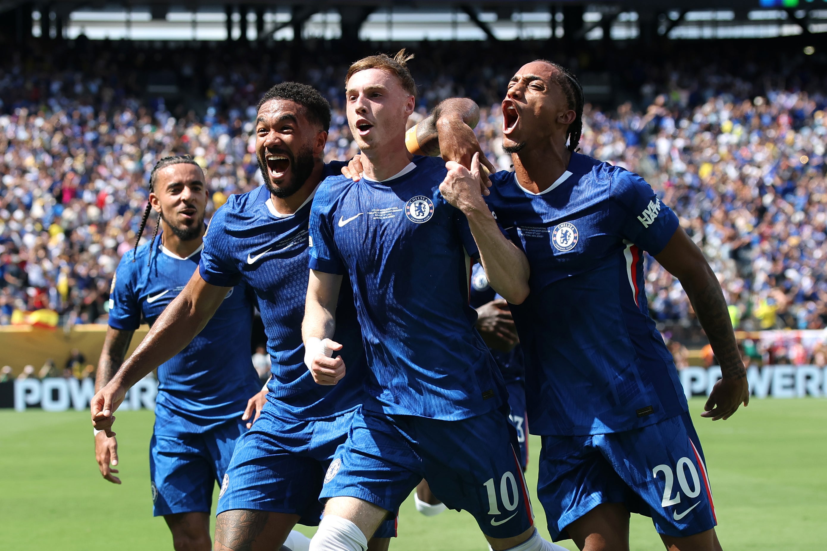 Cole Palmer celebra después de marcar el segundo gol del Chelsea