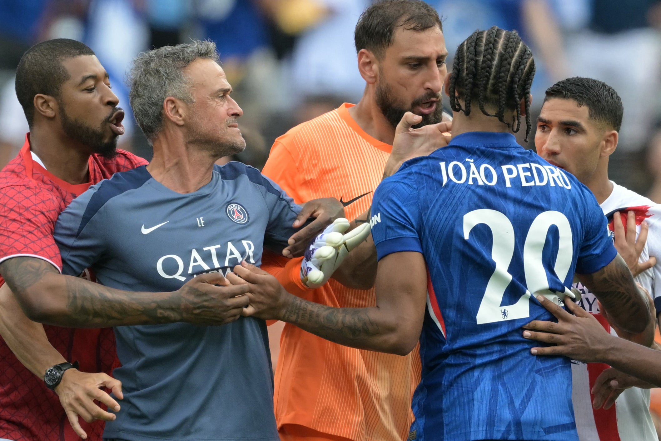 Luis Enrique golpea en Joao Pedro