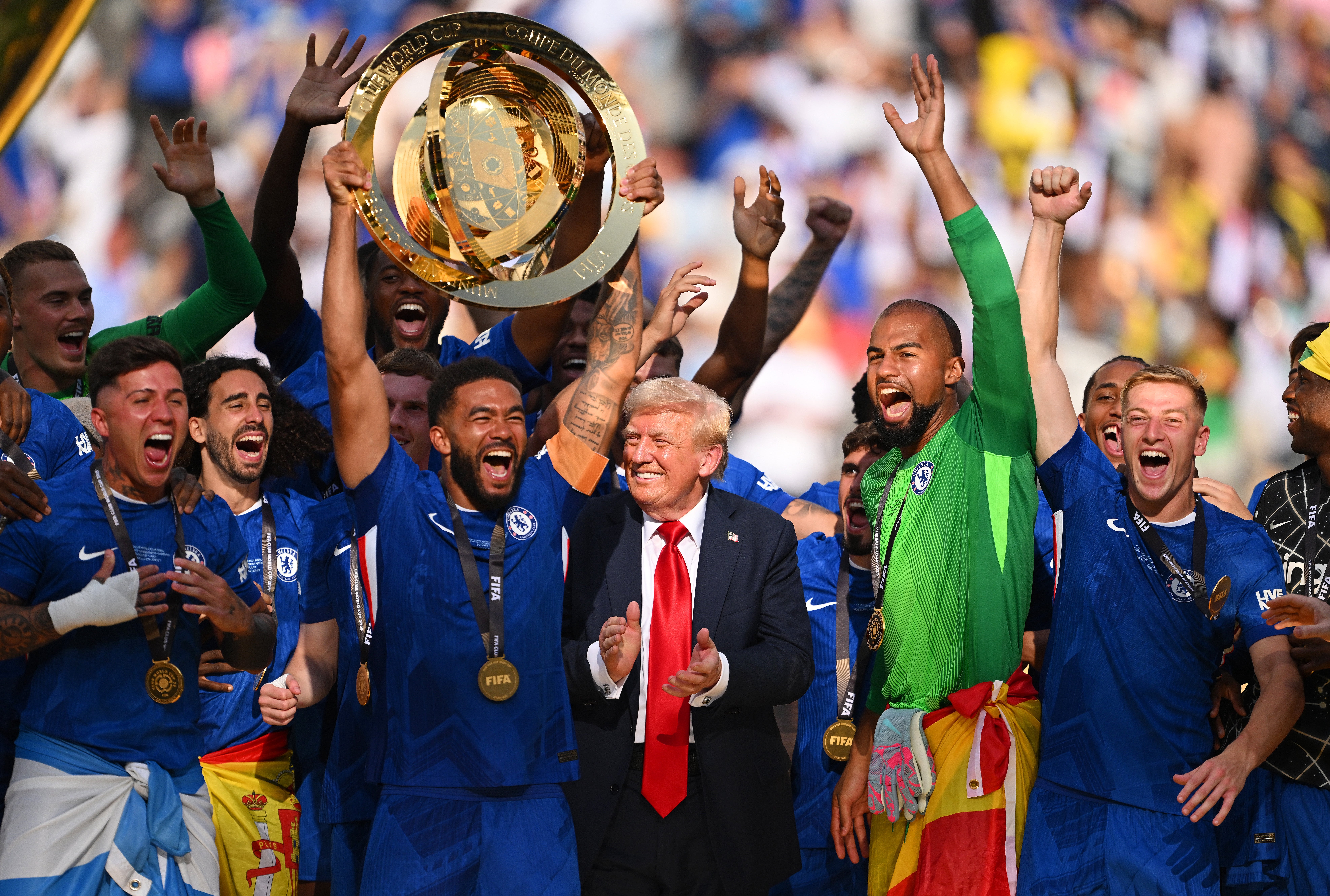 Reece James, junto a Donald Trump, levanta el trofeo de la Copa Mundial del Club