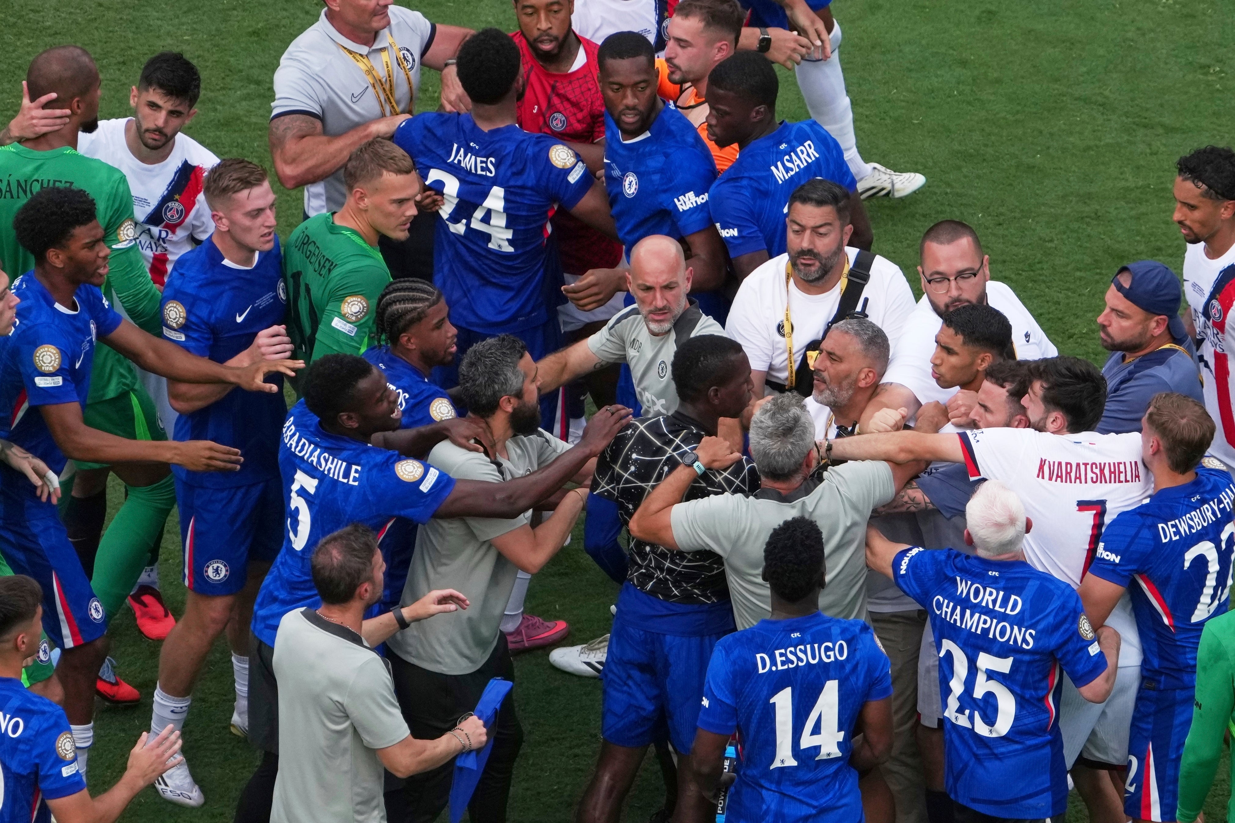 Una pelea entre los equipos estalló después de tiempo completo