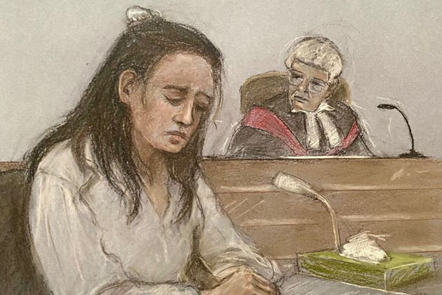 <p> Boceto judicial de Elizabeth Cook que muestra a Constance Marten en el tribunal de Old Bailey, en el centro de Londres (Elizabeth Cook/PA) </p>