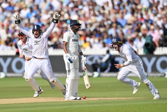 <p>Jadeja loses his wicket to give up the third Test</p>