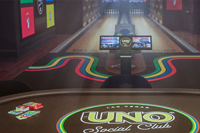 <p>Una mesa de cartas UNO en el nuevo club social de Mattel en el complejo turístico Palms Casino Resort de Las Vegas, Nevada, EE. UU.</p>