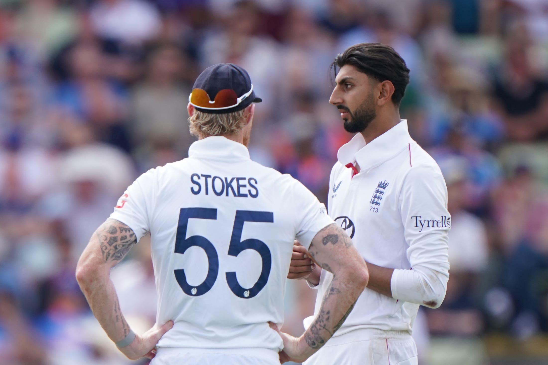 Capitão da Inglaterra Ben Stokes com Shoaib Bashir fora
