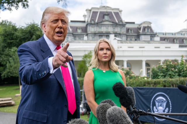 <p>Donald Trump, en la imagen junto a la secretaria de Prensa de la Casa Blanca, Karoline Leavitt, ha intentado en varias ocasiones enterrar la historia de Jeffrey Epstein, pero esta ha seguido pisando los talones</p>