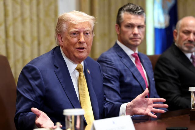 <p>Donald Trump y el secretario de Defensa, Pete Hegseth, durante una reunión de gabinete en la Casa Blanca Según un informe, el presidente aprobó un plan para que el ejército actúe contra los cárteles de la droga </p>