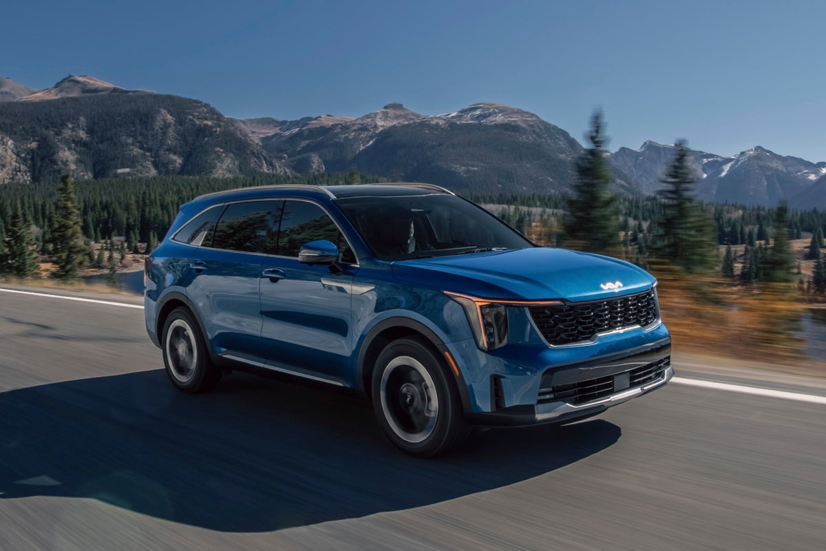 Edmunds three-row hybrid SUV test: Kia Sorento vs Toyota Highlander
