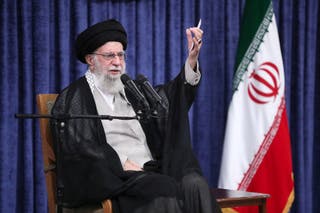 O líder supremo do Irã, aiatolá Ali Khamenei, fala durante uma reunião com autoridades judiciais em Teerã, Irã