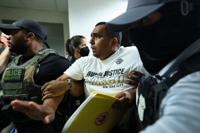 <p>La Administración Trump dotará a ICE (Servicio de Inmigración y Control de Aduanas de EE. UU.) con 27.700 millones de dólares anuales, más que los presupuestos militares de muchos países</p>