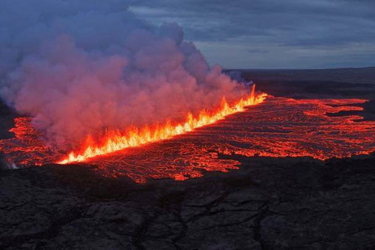 Iceland volcano live: Hotels and Blue Lagoon evacuated as eruption sends clouds of gas towards airport