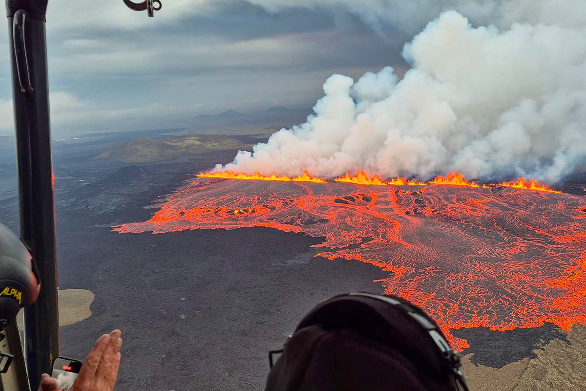 Iceland volcano eruption live: Huge wall of fire expands to the north as gas cloud heads towards airport Iceland volcano eruption live: Huge wall of fire expands to the north as gas cloud heads towards airport