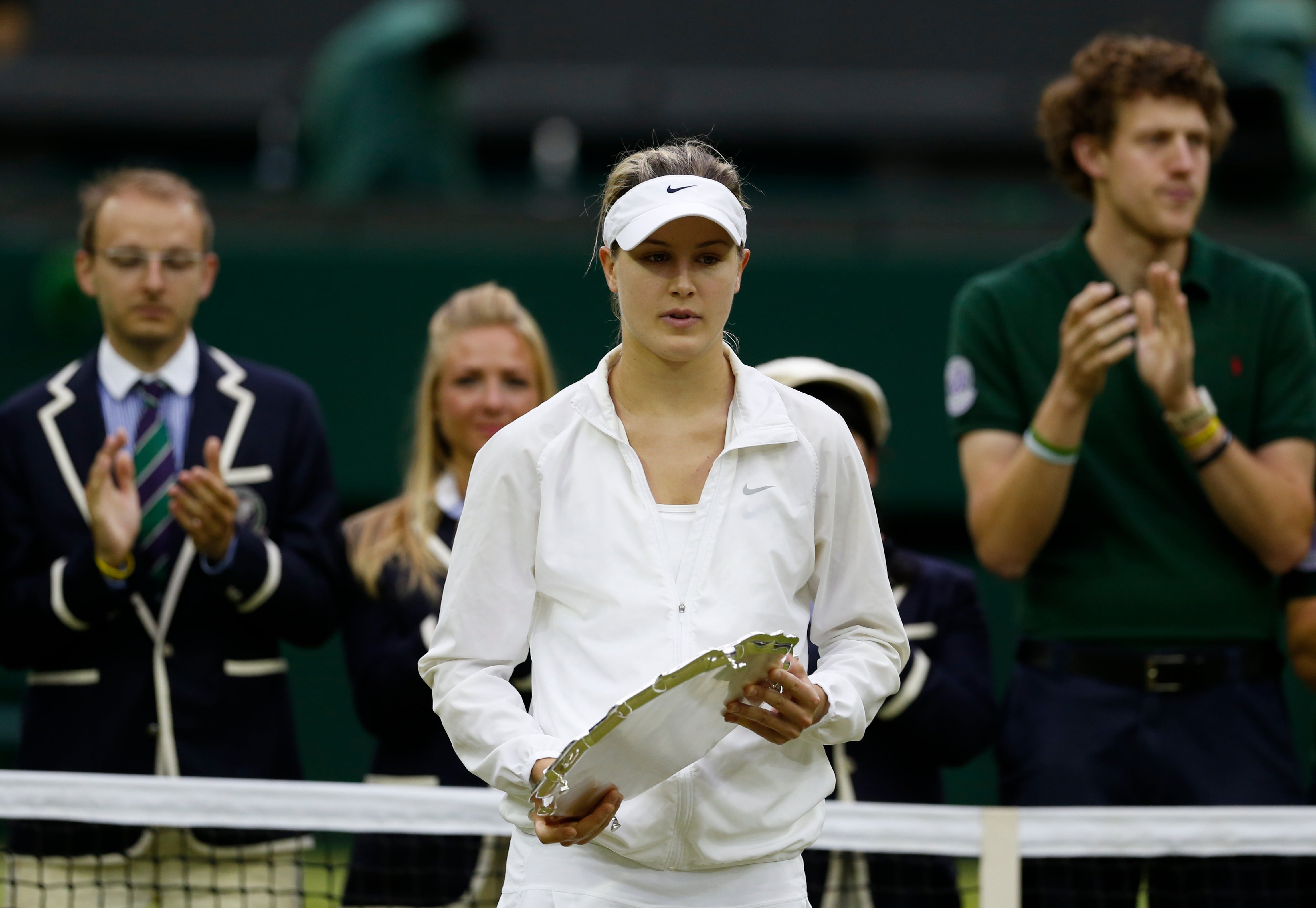 Eugenie Bouchard z Kanady drží trofej bežcu po zmiznutí v Petra Kvitovej