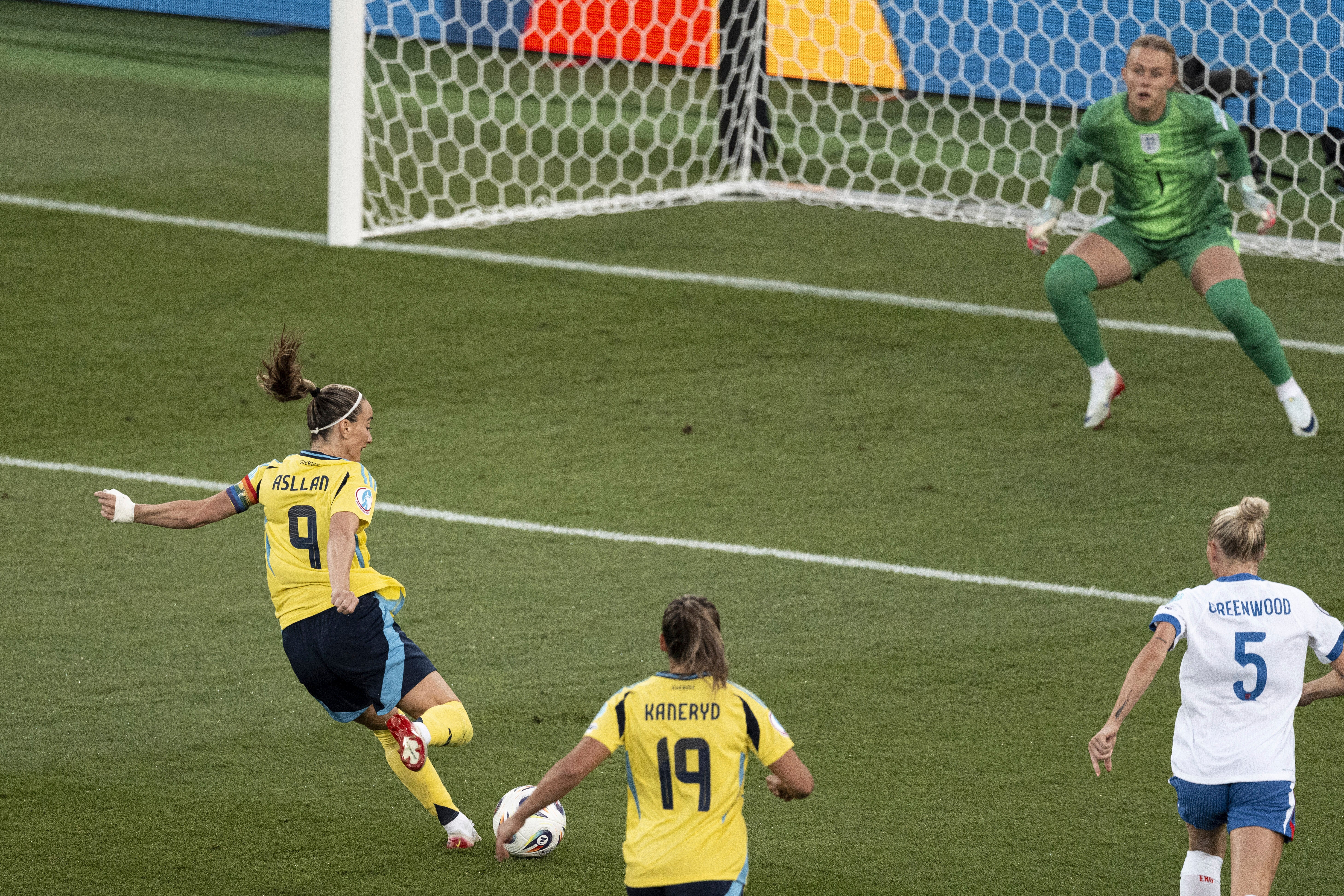 Kosovare Asllani scored in the second minute befor Stina Blackstenius doubled Sweden's lead as familiar problems plagued England