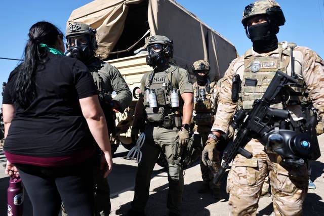 <p>Agentes federales bloquean protesta contra una redada de ICE en una granja de cannabis con licencia cerca de Camarillo (California), el 10 de julio de 2025</p>
