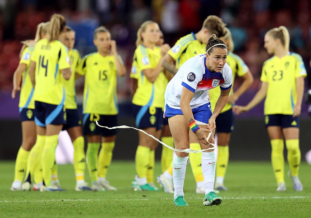 Bronze removed the strapping around her leg and defied injury to take England’s sixth penalty