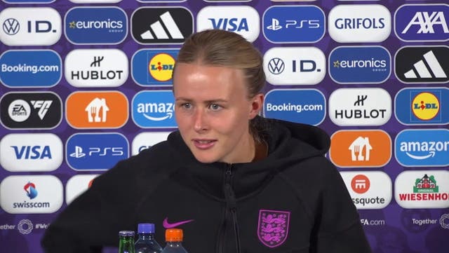 <p>Hilarious moment Hannah Hampton’s England press conference is interrupted by family FaceTime call.</p>