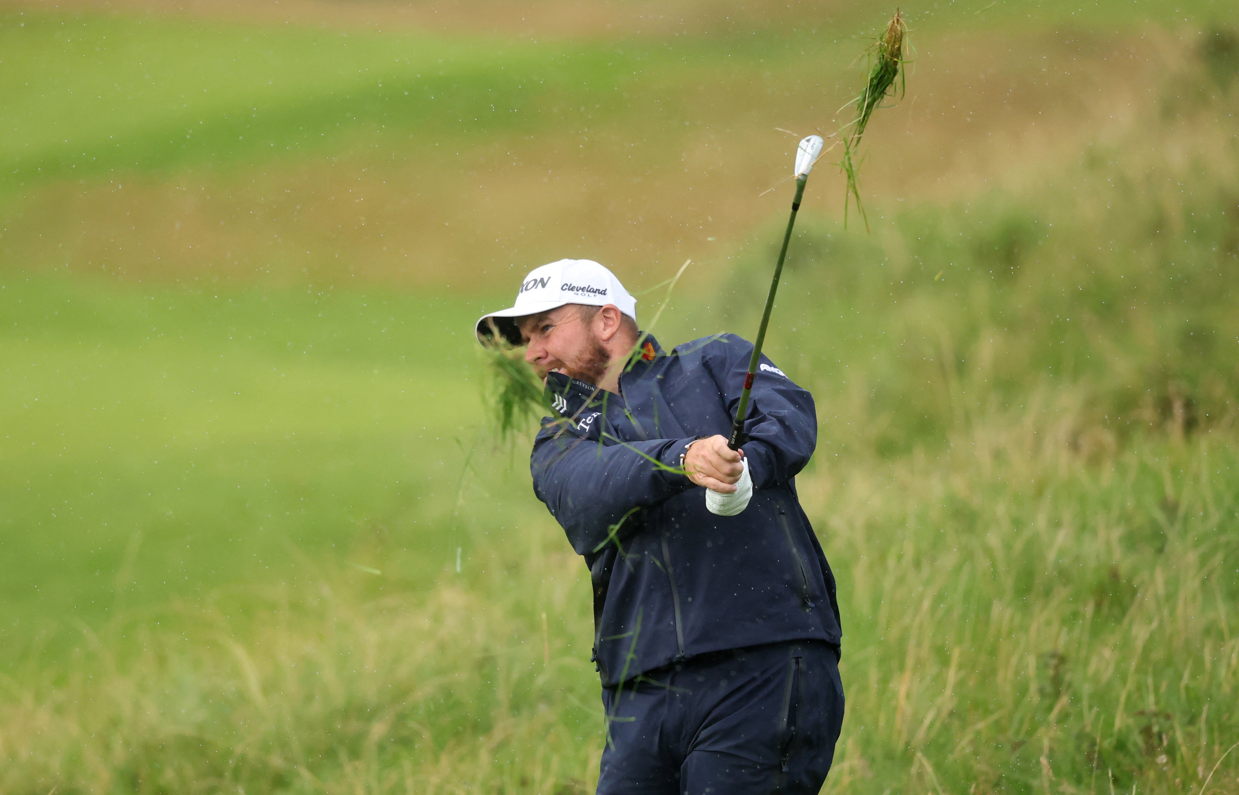 Shane Lowry recebeu uma penalidade de dois tiros depois que sua bola se moveu em bruto no 12º buraco