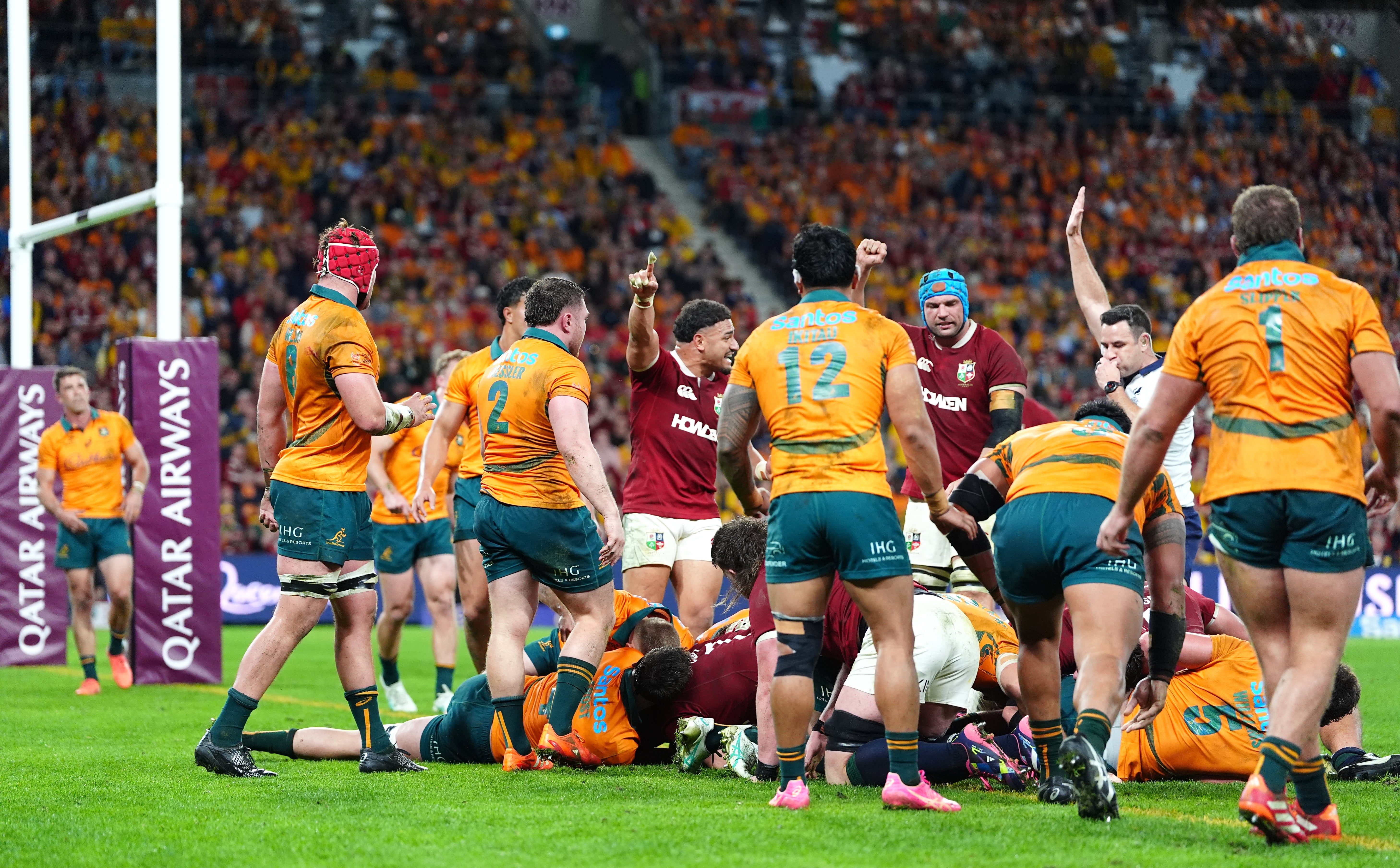 The referee awards Tom Curry's try